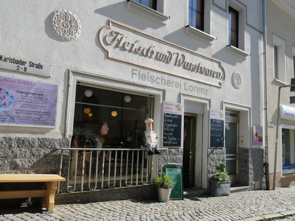 Fassade der Fleischerei Lorenz an der Karlsbader Straße 2 mit Schriftzug „Fleisch- und Wurstwaren“