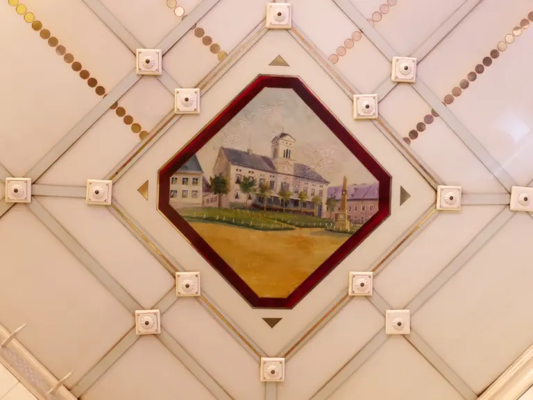 Bemalte Deckenfliese von Villeroy & Boch: Landschaft mit Kirche im roten Achteck-Rahmen