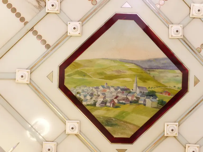 Bemalte Deckenfliese von Villeroy & Boch: Ortsansicht mit Kirche in hügeliger Landschaft