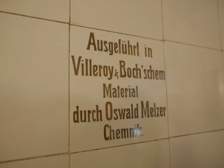 Signatur auf einer Fliese: Ausgeführt in Villeroy & Boch’schem Material durch Oswald Melzer, Chemnitz