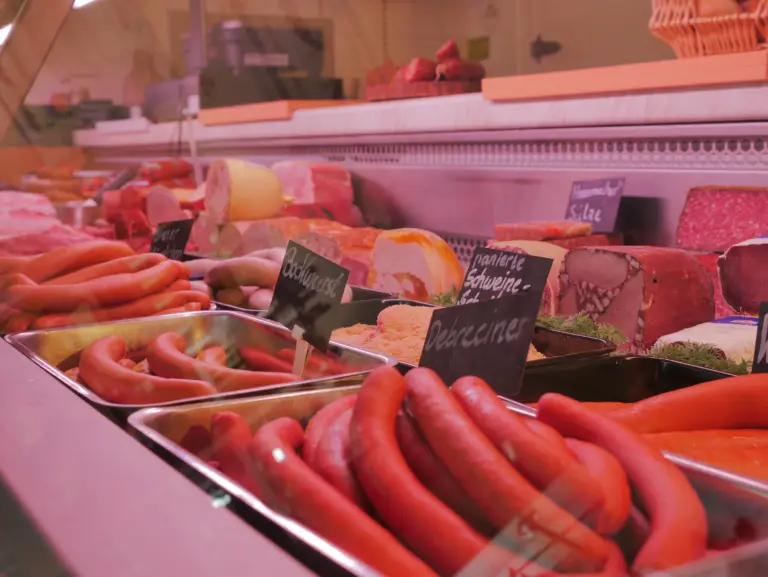 Theke mit Wurstspezialitäten der Fleischerei Lorenz